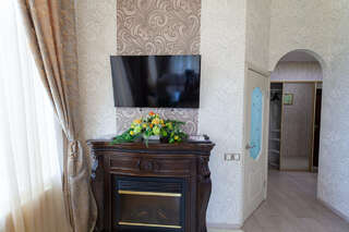 Гостиница Космос Комсомольск-на-Амуре Номер Делюкс с кроватью размера «king-size»-5