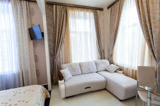 Гостиница Космос Комсомольск-на-Амуре Номер Делюкс с кроватью размера «king-size»-3