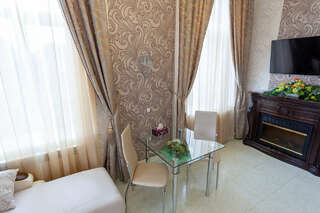 Гостиница Космос Комсомольск-на-Амуре Номер Делюкс с кроватью размера «king-size»-4