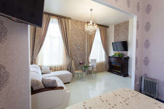 Гостиница Космос Комсомольск-на-Амуре Номер Делюкс с кроватью размера «king-size»-2